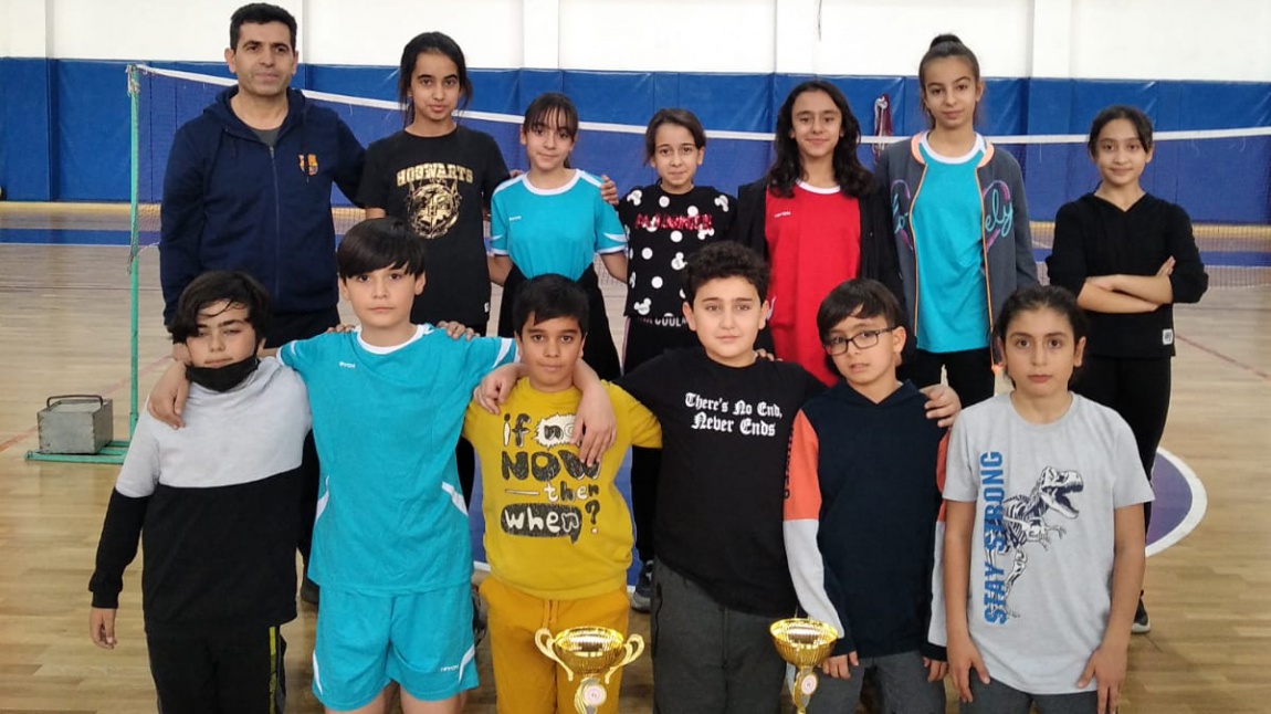 Küçük kızlar ve Küçük Erkekler Badminton takımlarımız İl  birincisi oldu.